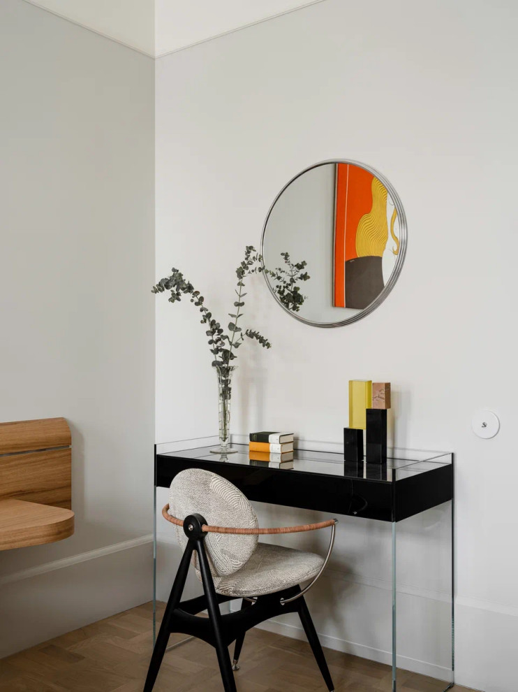 Уютная светлая спальня, украшенная шикарным авторским ковром ручной работы