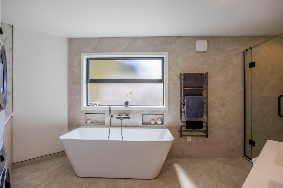 Immagine di una grande stanza da bagno con vasca freestanding, doccia ad angolo, piastrelle grigie, nicchia e due lavabi