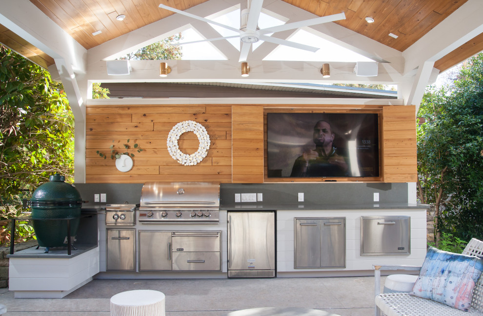 Свежая идея для дизайна: двор в стиле кантри с летней кухней - отличное фото интерьера