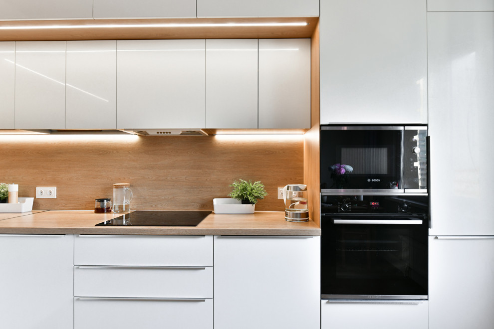 Белая глянцевая кухня с антресольнымверхом