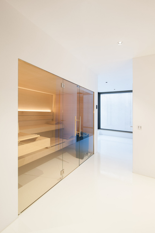 Modernes Untergeschoss mit weißer Wandfarbe in Frankfurt am Main