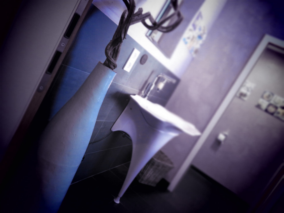 Свежая идея для дизайна: туалет среднего размера в стиле фьюжн с инсталляцией, черной плиткой, керамической плиткой, черными стенами, полом из керамической плитки, подвесной раковиной, стеклянной столешницей, черным полом, подвесной тумбой и многоуровневым потолком - отличное фото интерьера