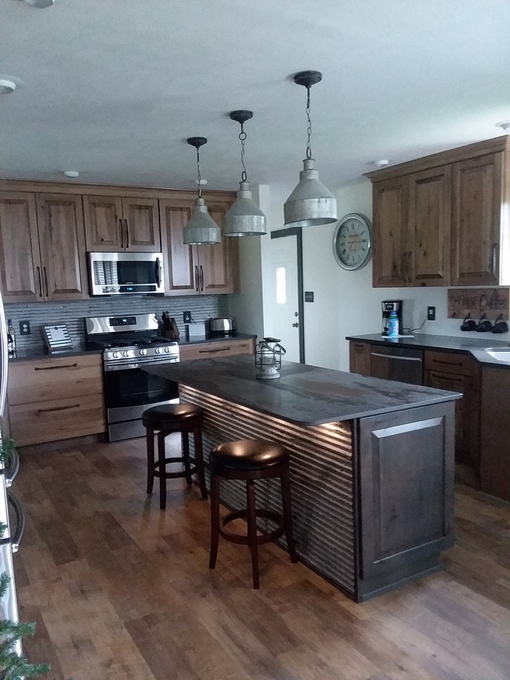 Mountain style l-shaped eat-in kitchen photo with medium tone wood cabinets, stainless steel appliances and an island