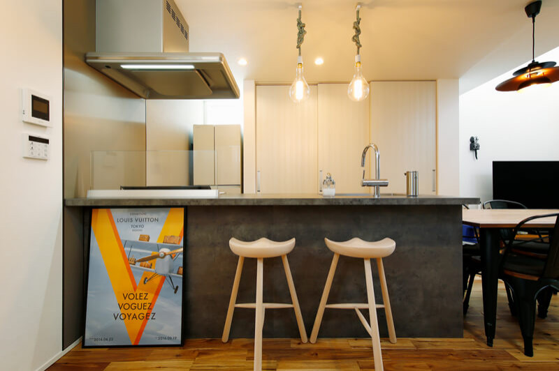 Foto de cocina lineal minimalista de tamaño medio con papel pintado, puertas de armario de madera clara, electrodomésticos de colores, suelo de madera oscura, península y suelo marrón
