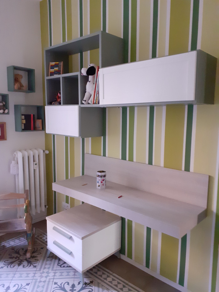 Idée de décoration pour un petit bureau minimaliste de type studio avec un mur multicolore, tomettes au sol, un bureau indépendant et un sol multicolore.