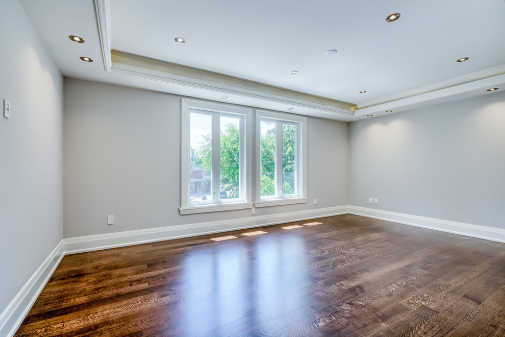 Transitional home design photo in Toronto