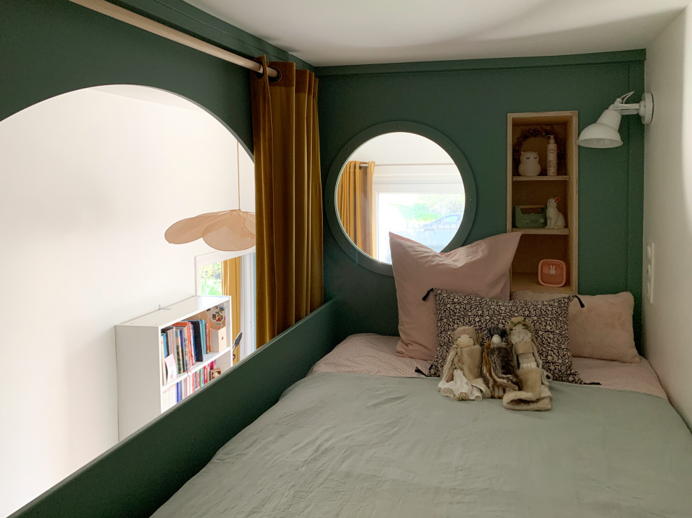 Aménagement d'une chambre d'enfant de 4 à 10 ans contemporaine de taille moyenne avec parquet clair, du papier peint et un lit mezzanine.