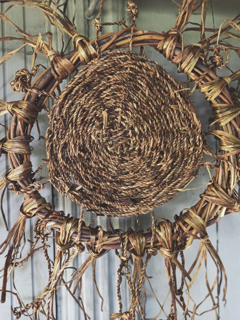 Декор из ивовой лозы и одуванчика