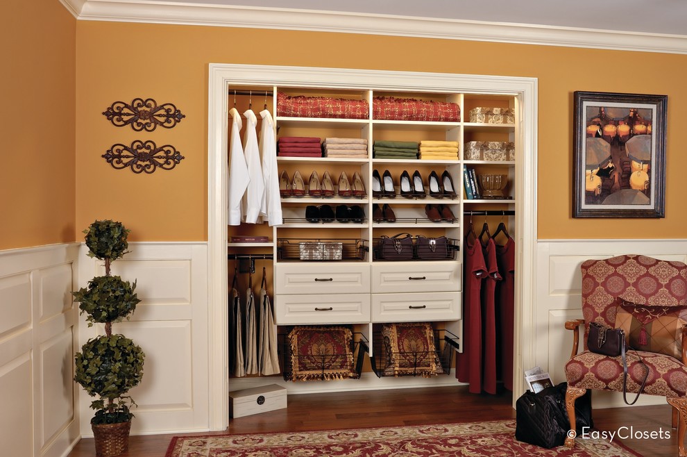 Inspiration for a contemporary storage and wardrobe in Grand Rapids.