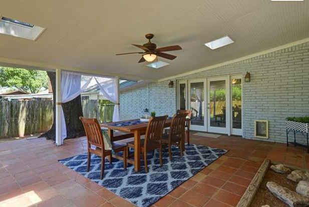 Example of a transitional home design design in Austin