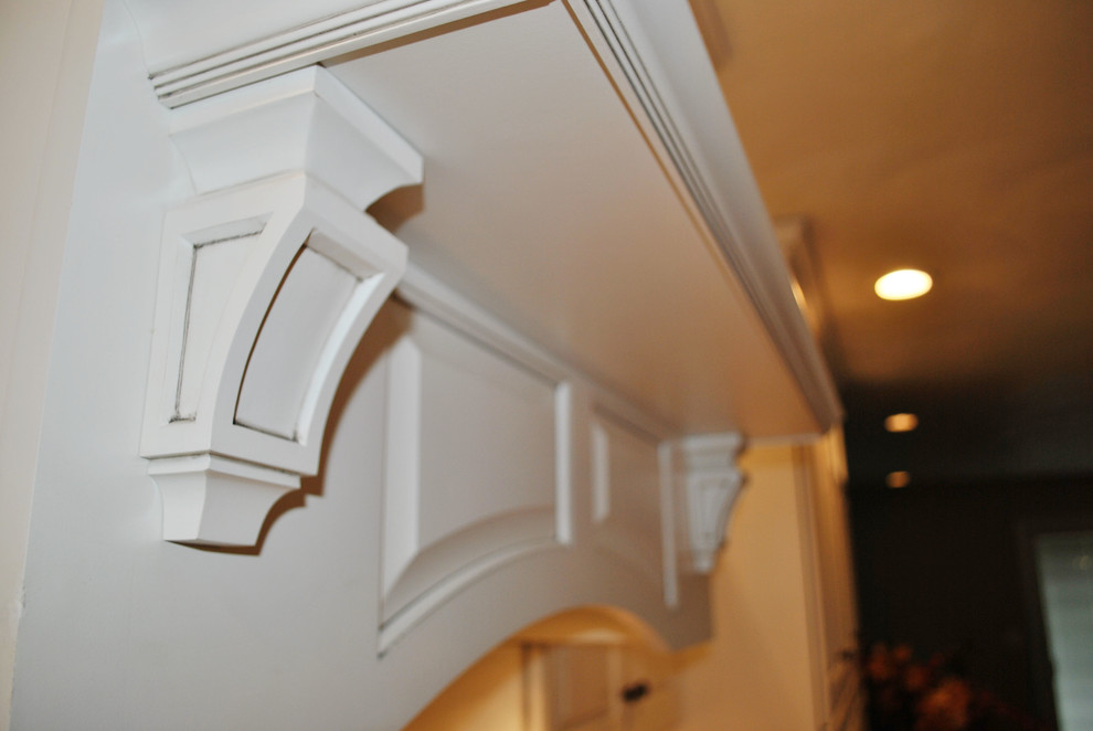 Kitchen - transitional kitchen idea in St Louis