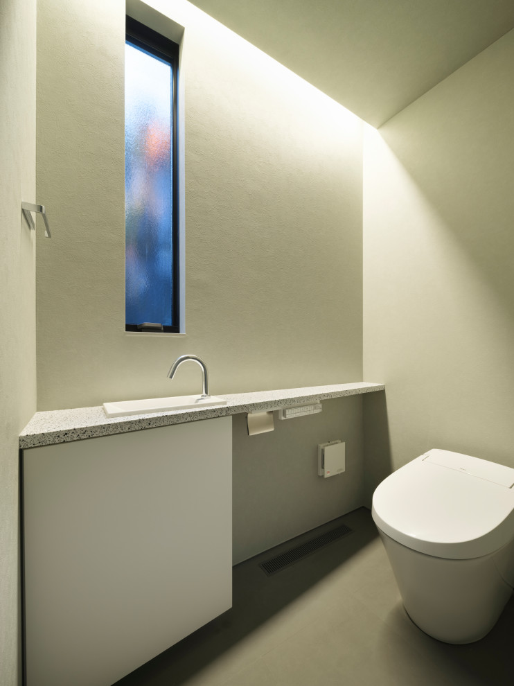 Immagine di un bagno di servizio minimal con pavimento in linoleum