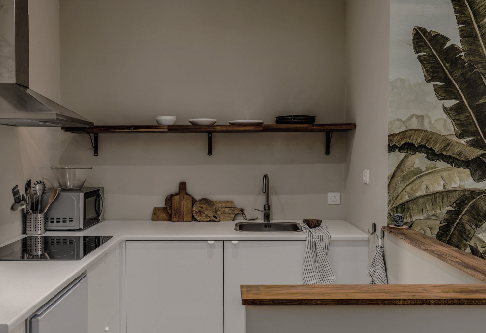 Exemple de cuisine ouverte in L With un évier 1 bac, un placard à porte plane, des portes de placard beiges, un plan de travail en quartz, une crédence beige, un sol en carrelage de céramique, un sol beige, un plan de travail beige and machine à laver.
