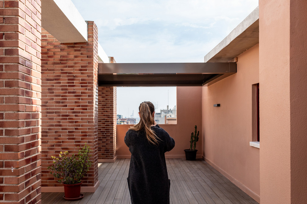 Foto de terraza in azotea With zócalos, pérgola and barandilla de varios materiales