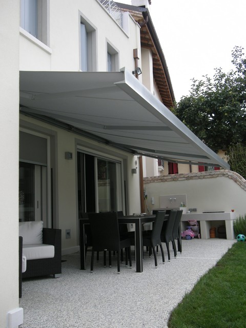 Toldo de dise&ntilde;o en terraza classique-chic-porche