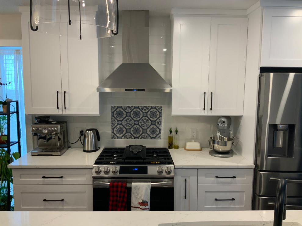 Inspiration for a mid-sized transitional kitchen remodel in Calgary
