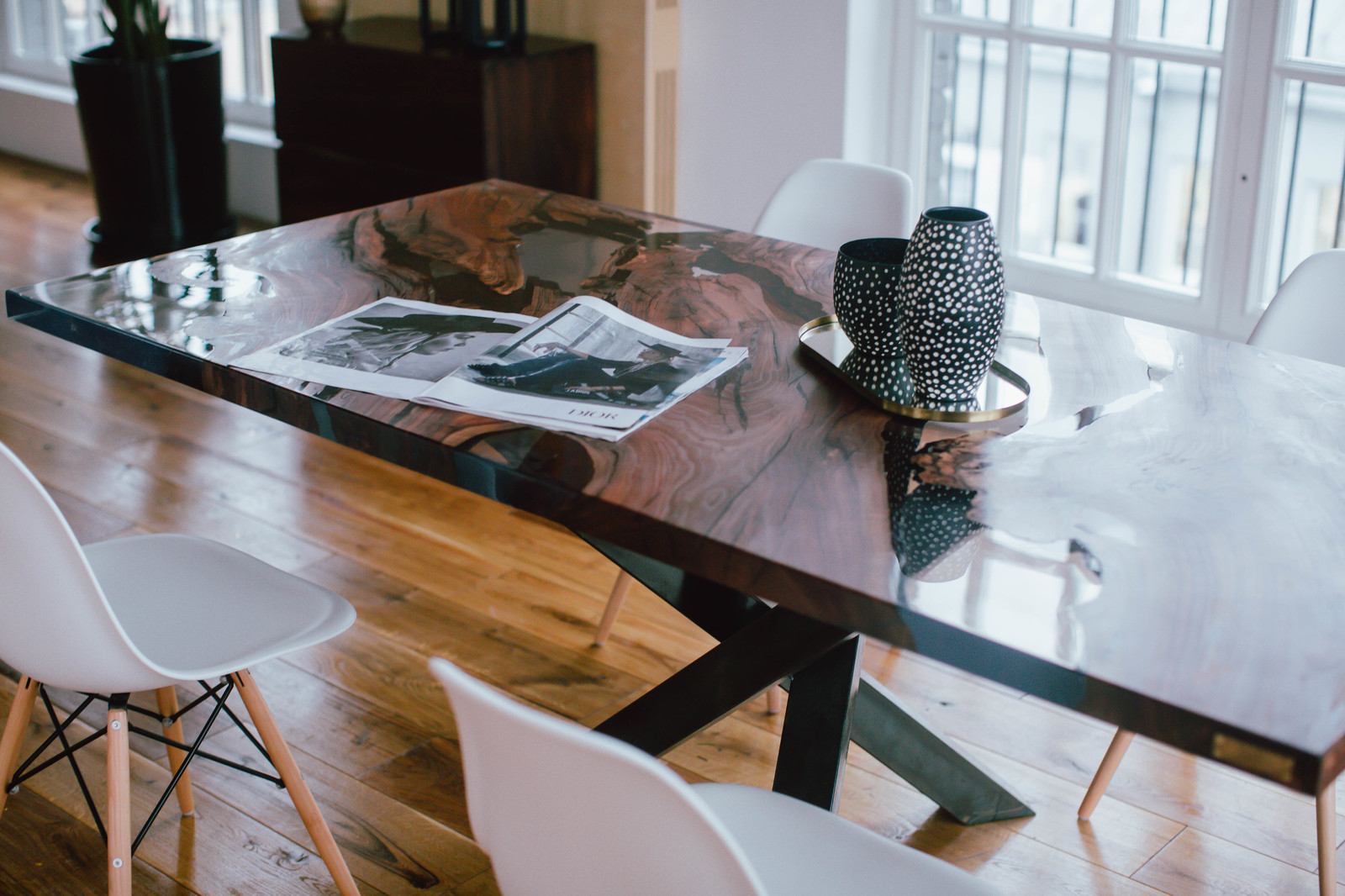 Стол из абрикоса и акрила