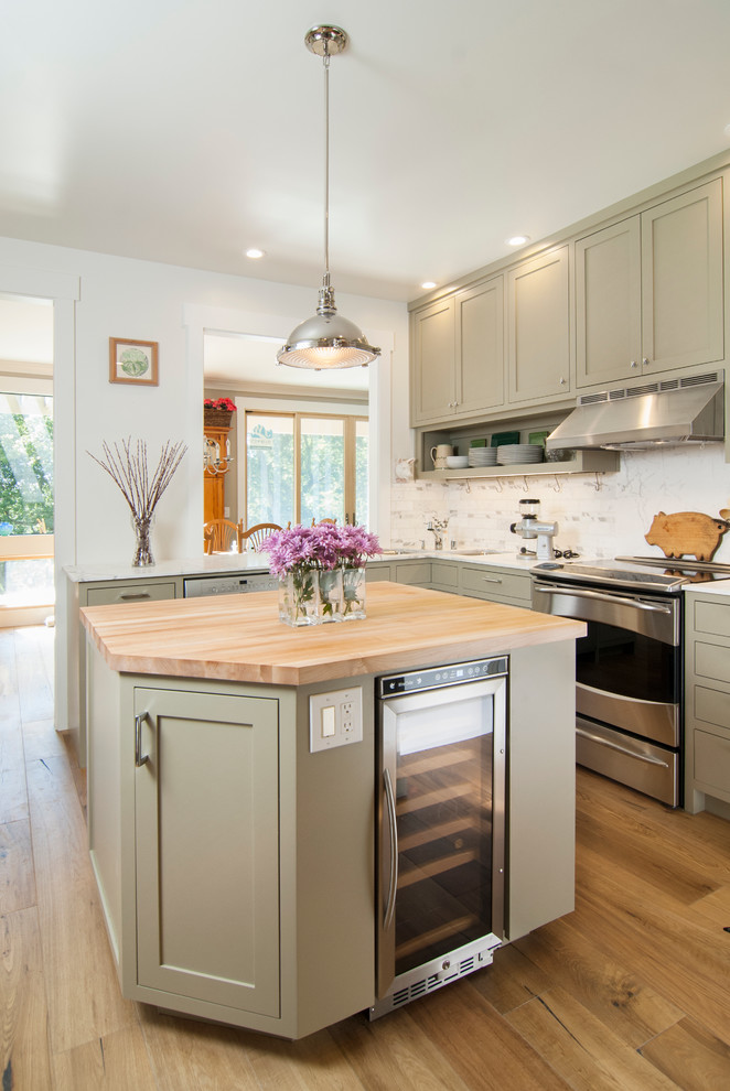 Inspiration for a small traditional l-shaped eat-in kitchen in San Francisco with an undermount sink, shaker cabinets, grey cabinets, marble benchtops, white splashback, stone tile splashback, stainless steel appliances, light hardwood floors and with island.