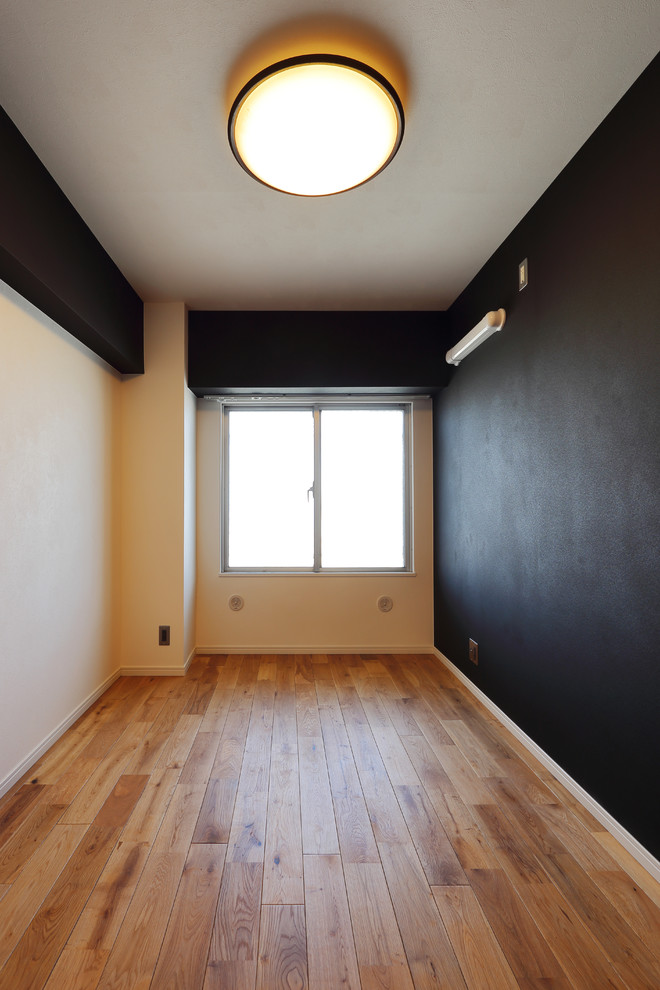 Mittelgroßes Modernes Hauptschlafzimmer ohne Kamin mit bunten Wänden, braunem Holzboden und braunem Boden in Tokio