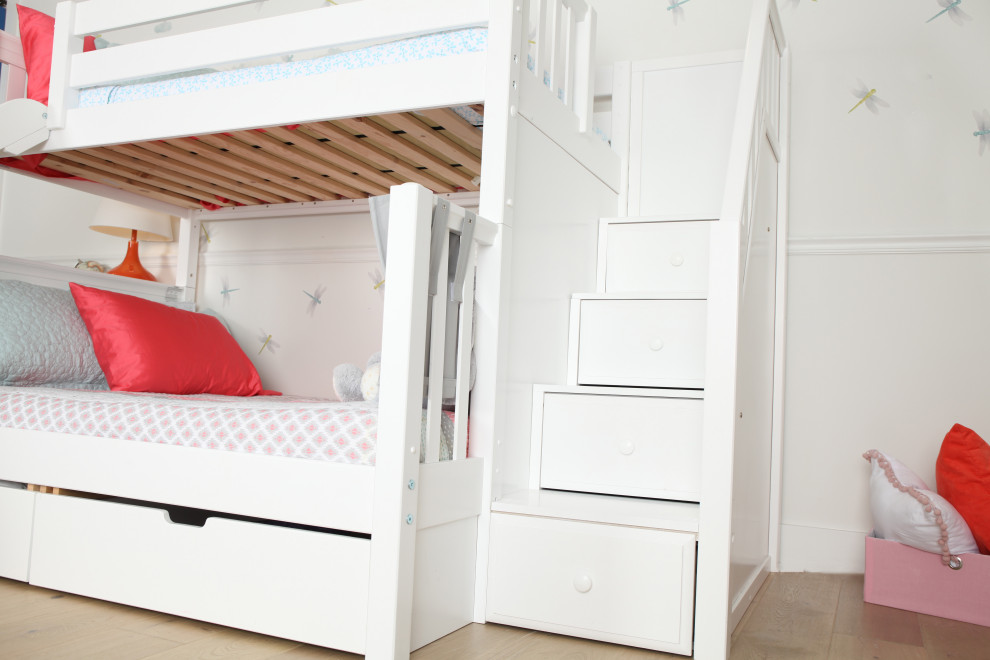 Ejemplo de dormitorio infantil romántico de tamaño medio con paredes grises, suelo de madera clara, suelo blanco y papel pintado