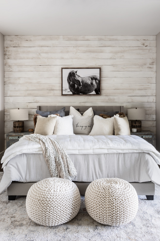 На фото: гостевая спальня среднего размера, (комната для гостей) в стиле рустика с стенами из вагонки, белыми стенами, ковровым покрытием и серым полом с