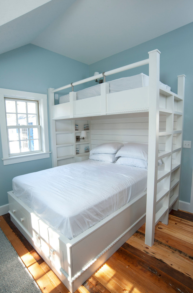 Источник вдохновения для домашнего уюта: маленькая гостевая спальня (комната для гостей) в морском стиле с синими стенами, паркетным полом среднего тона и разноцветным полом для на участке и в саду