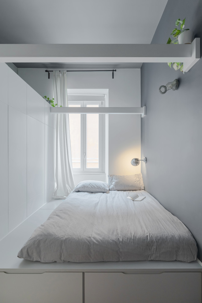 На фото: маленькая спальня на антресоли в стиле фьюжн для на участке и в саду с