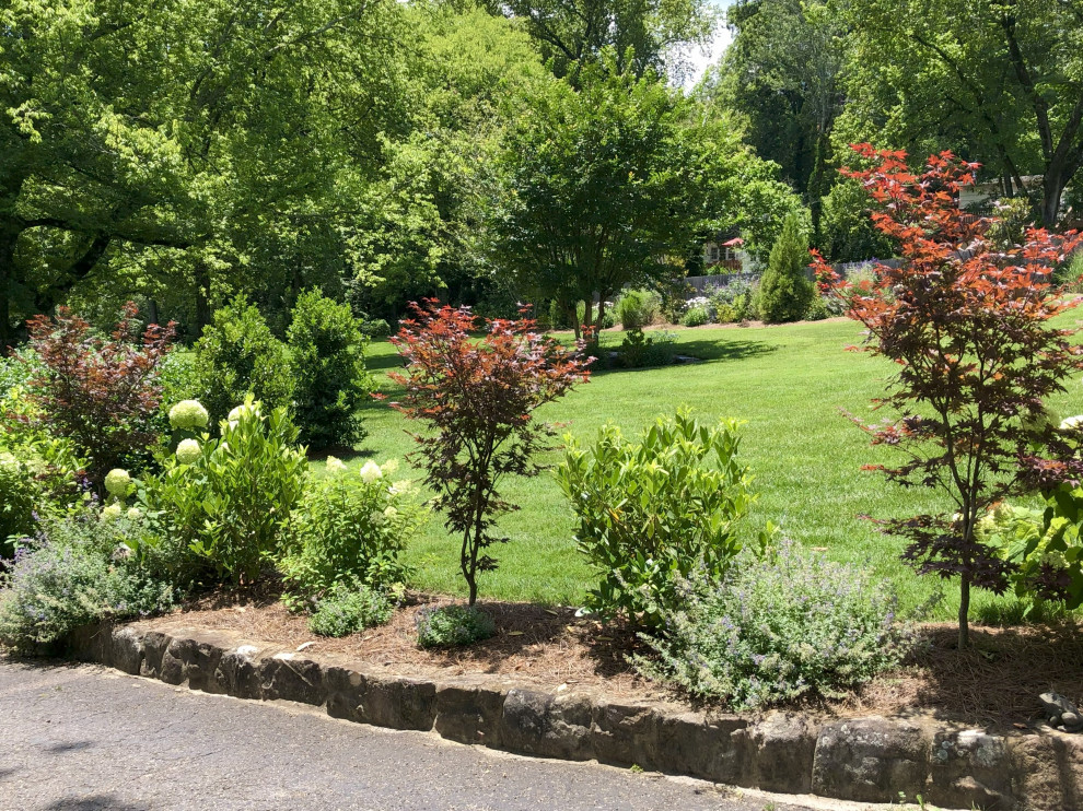 Design ideas for a traditional partial sun front yard flower bed in Other.