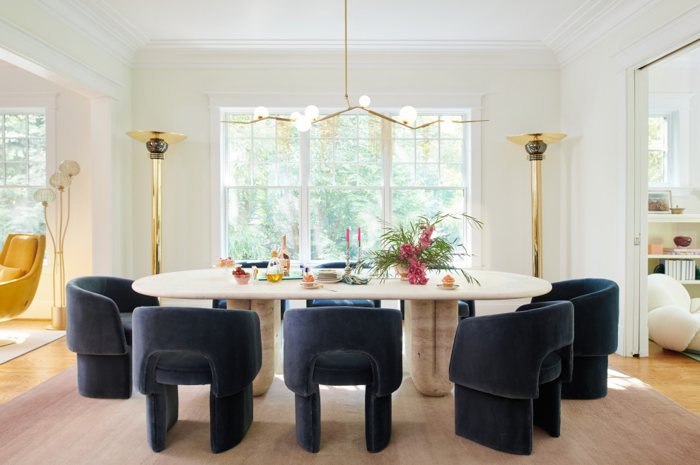 Ispirazione per una grande sala da pranzo aperta verso la cucina contemporanea con pareti bianche, parquet chiaro e pavimento marrone