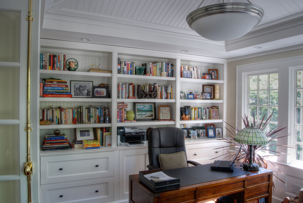 Traditional home office in New York.
