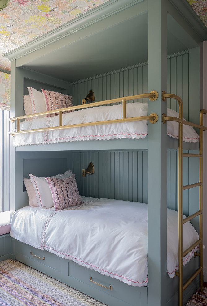Imagen de dormitorio infantil clásico de tamaño medio con paredes rosas, moqueta, suelo multicolor y papel pintado