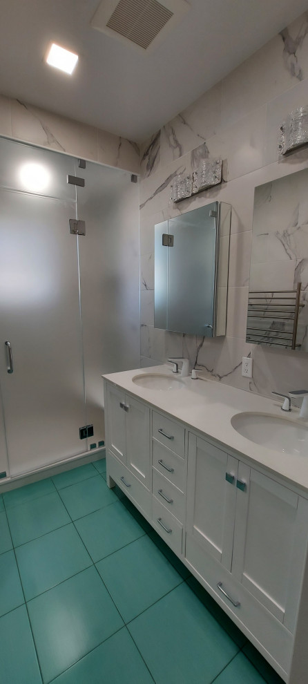 Inspiration pour une salle de bain design de taille moyenne avec un placard à porte shaker, des portes de placard blanches, WC suspendus, un carrelage blanc, des carreaux de porcelaine, un mur blanc, un sol en carrelage de porcelaine, un lavabo encastré, un plan de toilette en quartz, un sol vert, une cabine de douche à porte battante, un plan de toilette blanc, un banc de douche, meuble double vasque, meuble-lavabo sur pied et différents designs de plafond.