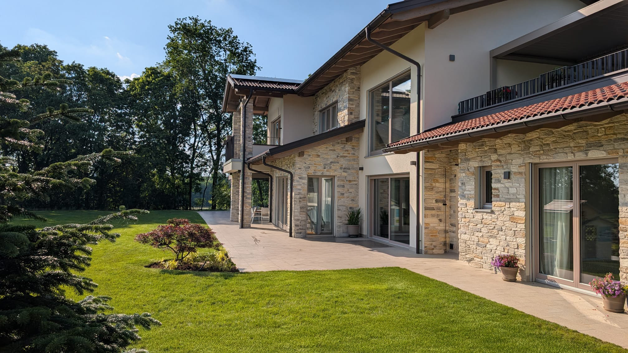 In questo progetto ci siamo occupate della ristrutturazione completa di un antico cascinale e della sua tenuta, per un totale di circa 700 mq. L’intervento ha voluto preservare il carattere rurale ori