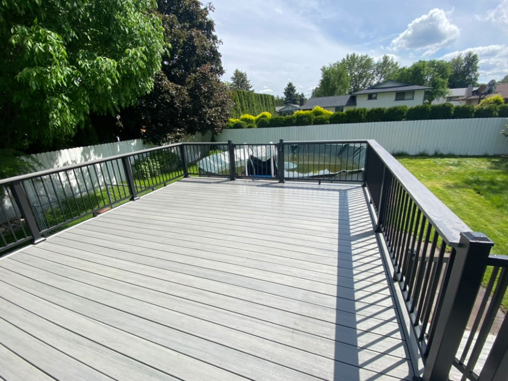 Example of a large backyard metal railing deck design in Seattle