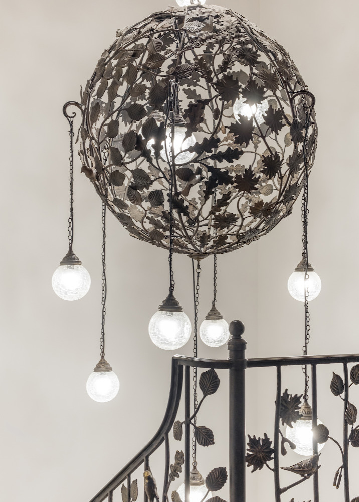 Фотосъёмка кованой лестницы и витражей в загородном доме