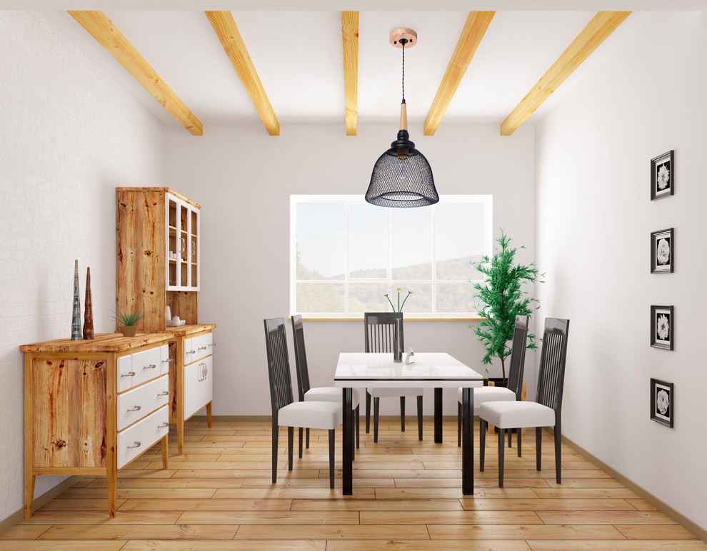 Столовая с элементами стиля кантри и деревянной мебелью