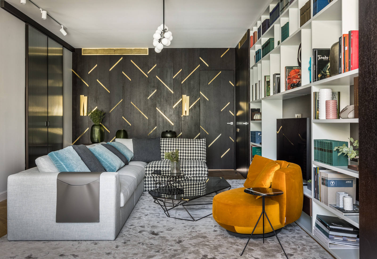 Яркая квартира с элементами из латуни