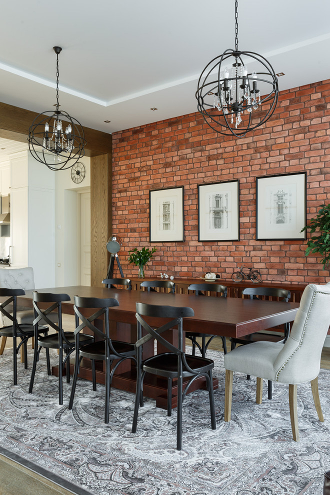 Стильный дизайн: большая гостиная-столовая в стиле неоклассика (современная классика) с разноцветными стенами, полом из керамогранита, коричневым полом и кирпичными стенами - последний тренд