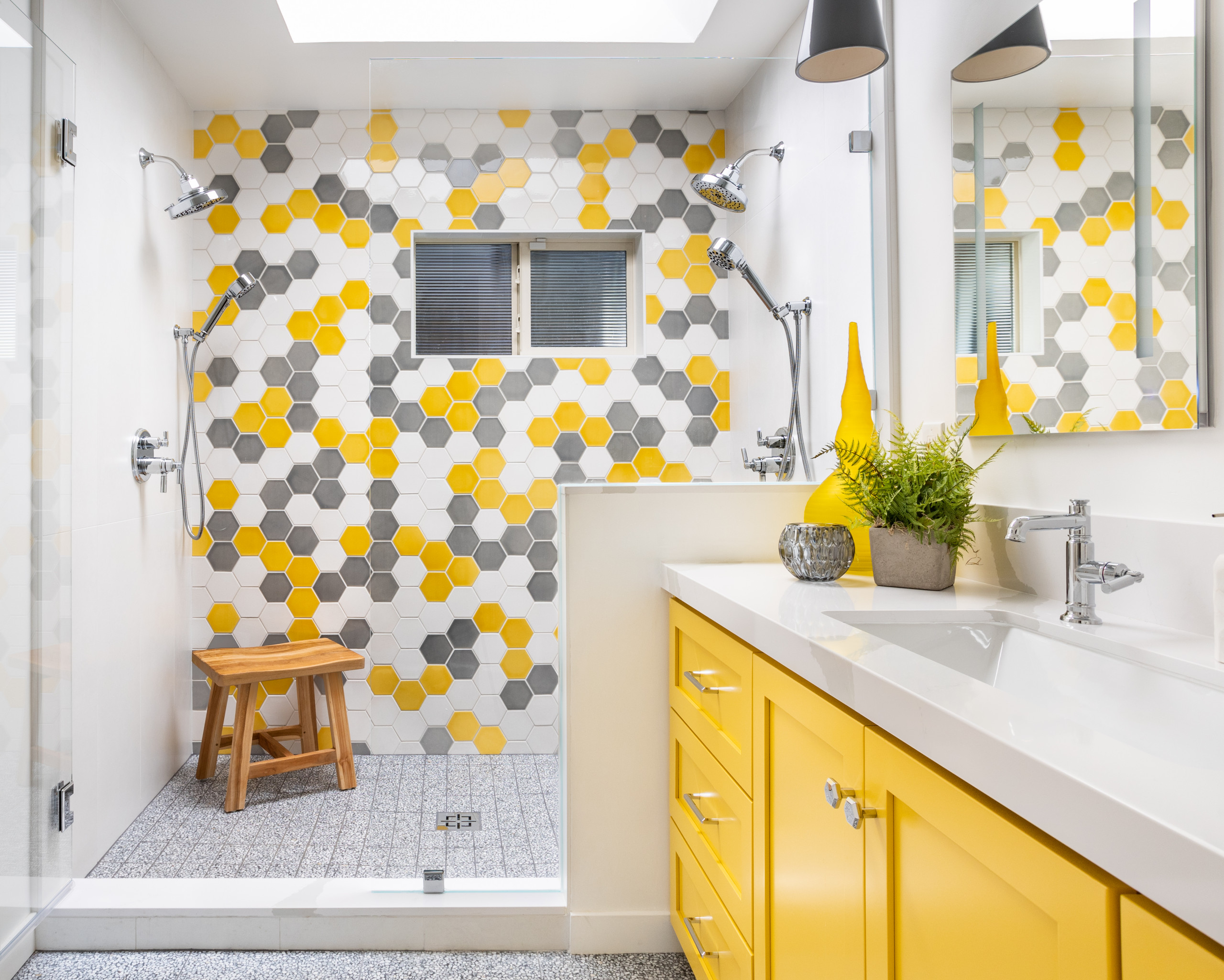 Bathroom of the Week: Sunny and Bright With a Large Shower, image size:2560x2048