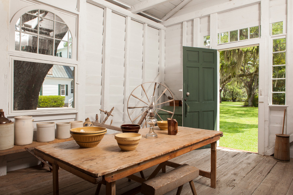Example of a classic kitchen design in Charleston