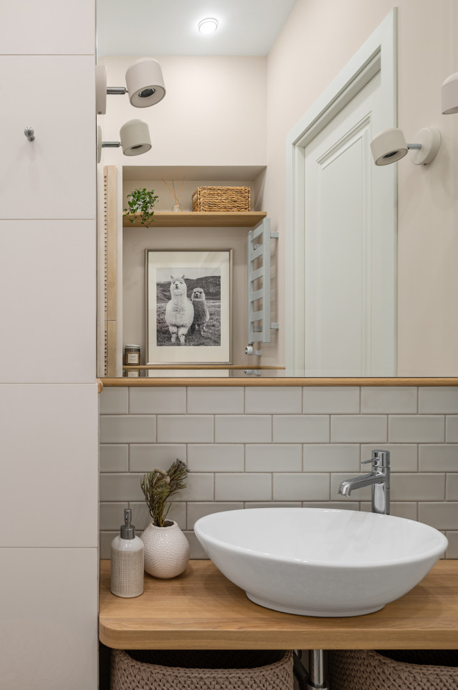 Свежая идея для дизайна: ванная комната в скандинавском стиле с зеленой плиткой, керамической плиткой и столешницей из дерева - отличное фото интерьера
