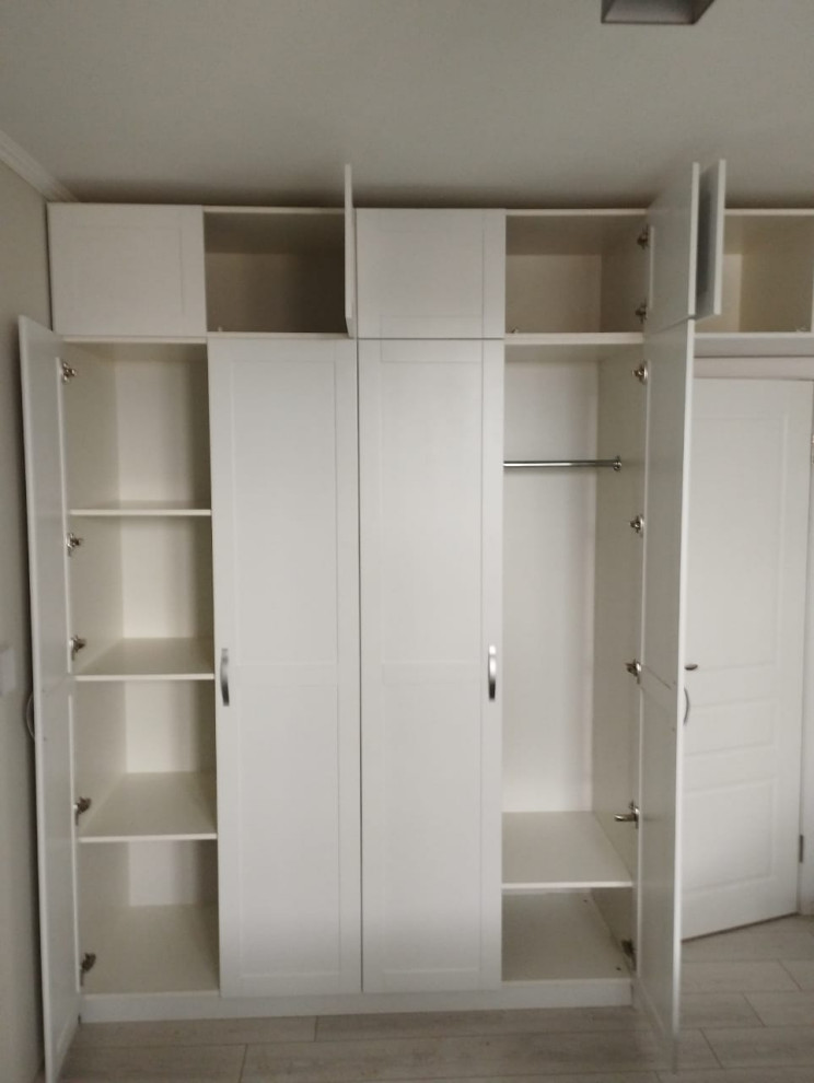 Белоснежный шкаф с рамочными фасадами