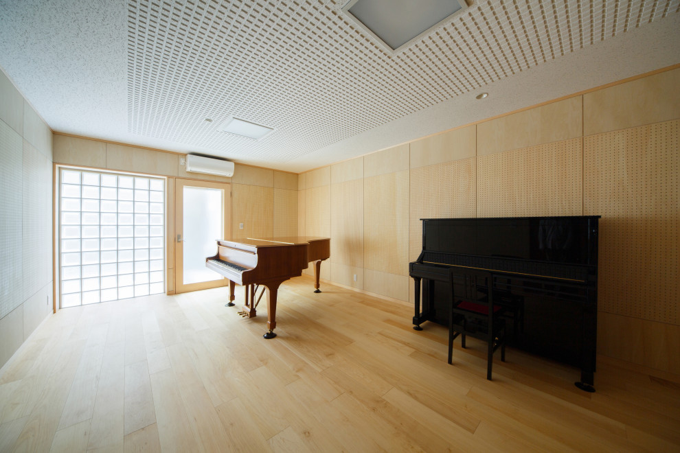 Large modern fully buried basement in Kyoto with beige walls and light hardwood floors.