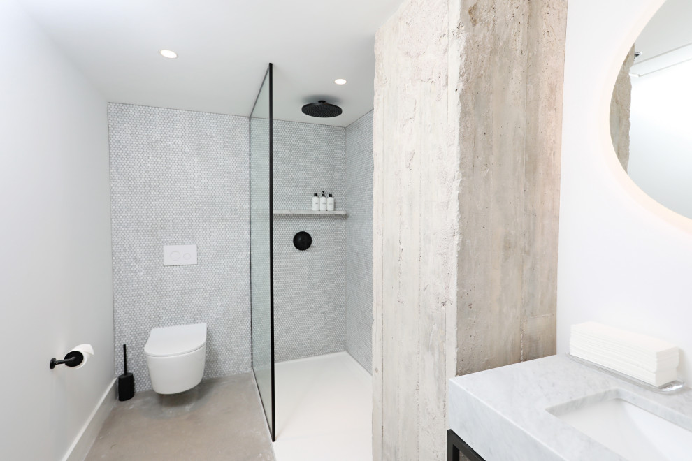Idéer för funkis badrum, med en öppen dusch, betonggolv, marmorbänkskiva och med dusch som är öppen