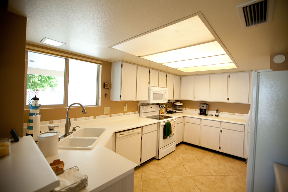 Kitchen - transitional kitchen idea in Phoenix