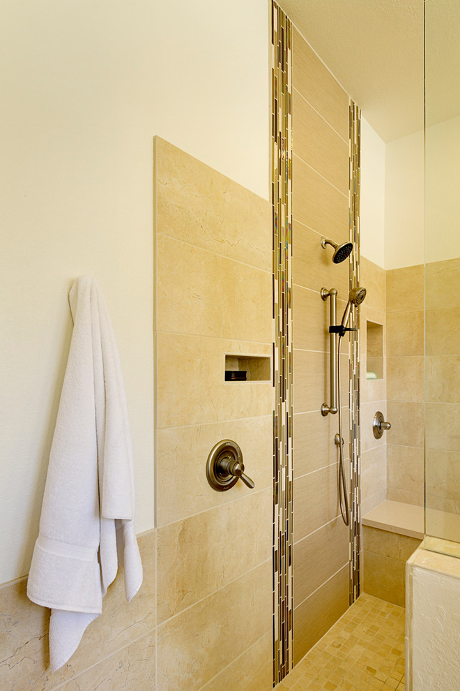 Idée de décoration pour une grande salle de bain principale design avec une douche à l'italienne.