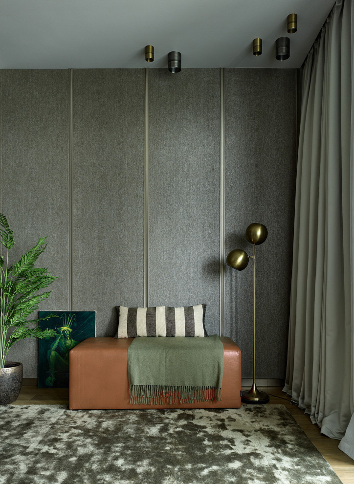 Foto de dormitorio principal y gris y blanco contemporáneo extra grande con paredes verdes, suelo de madera oscura, suelo marrón, bandeja y boiserie