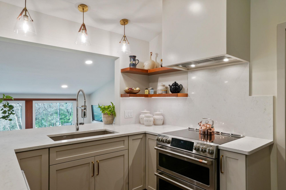 Transitional kitchen photo in Columbus