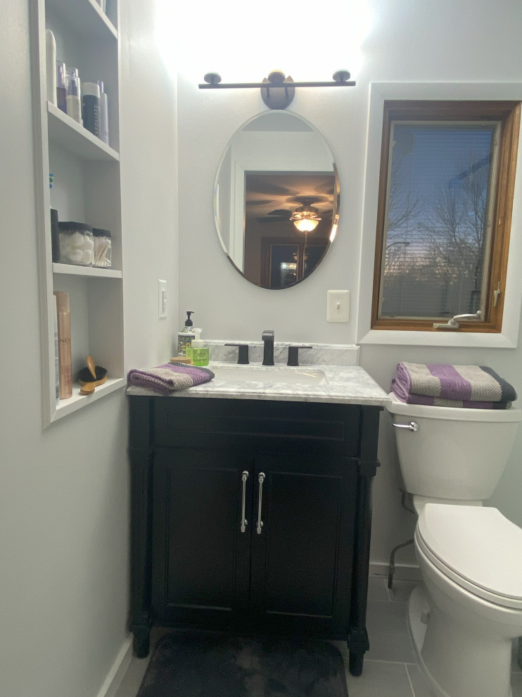 Exempel på ett litet modernt grå grått badrum, med skåp i shakerstil, svarta skåp, en dusch i en alkov, en toalettstol med separat cisternkåpa, vit kakel, tunnelbanekakel, vita väggar, cementgolv, ett undermonterad handfat, bänkskiva i kvarts, grått golv och dusch med skjutdörr