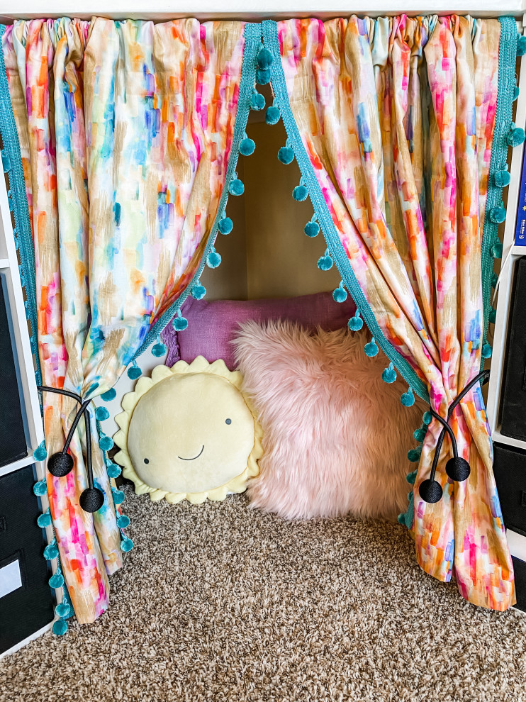 Пример оригинального дизайна: огромная нейтральная детская с игровой в стиле фьюжн с разноцветными стенами, ковровым покрытием и разноцветным полом